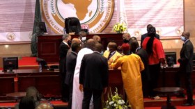 بالفيديو.. ممثلو المغرب يتسببون في معركة بالأيدي داخل البرلمان الإفريقي