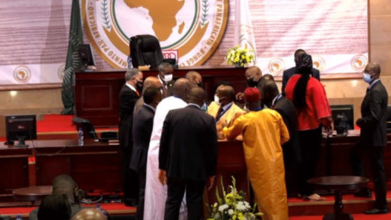 بالفيديو.. ممثلو المغرب يتسببون في معركة بالأيدي داخل البرلمان الإفريقي