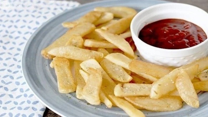أخصائيون يحذرون من دمج البطاطا المقلية مع الطماطم.. والسبب!