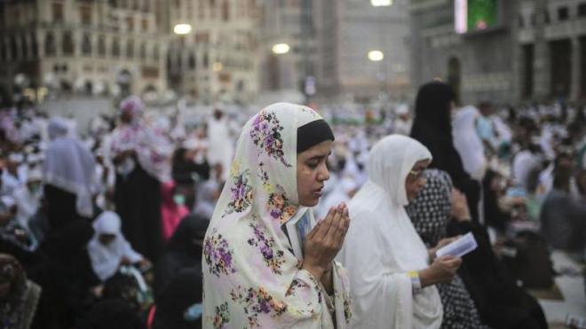 السعودية تجيز للنساء التسجيل للحج دون محرم