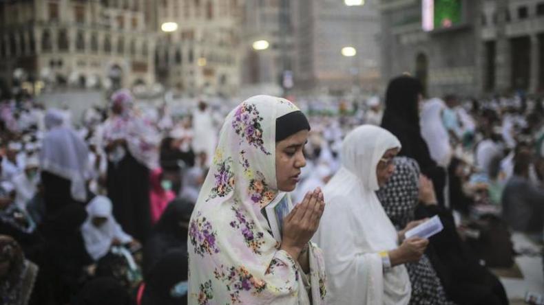 السعودية تجيز للنساء التسجيل للحج دون محرم