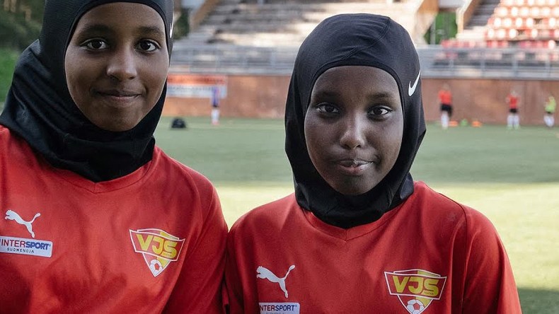 لهذا السبب وزعت فنلندا الحجاب الرياضي على اللاعبات المسلمات!