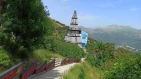 جدل على مواقع التواصل بشأن منزل جزائري صمّم على شكل برج إيفل!