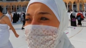 انتقادات لاذعة تطال الإعلامية بسمة وهبة بعد ظهورها بهذا الشكل أمام الكعبة!