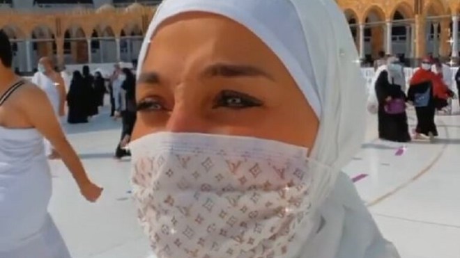 انتقادات لاذعة تطال الإعلامية بسمة وهبة بعد ظهورها بهذا الشكل أمام الكعبة!