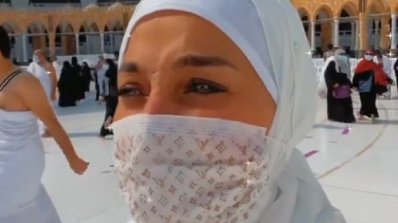 انتقادات لاذعة تطال الإعلامية بسمة وهبة بعد ظهورها بهذا الشكل أمام الكعبة!