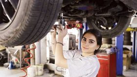 جزائريات اقتحمن مجالات رجالية.. تركيب السراميك وتصليح السيارات من بينها!