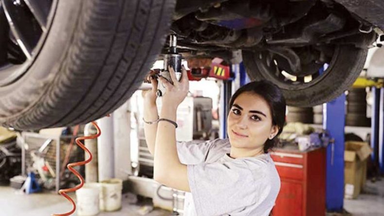 جزائريات اقتحمن مجالات رجالية.. تركيب السراميك وتصليح السيارات من بينها!