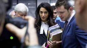 زوجة جورج كلوني تنتصر لجزائرية عانت من استعباد داعش لها في سوريا