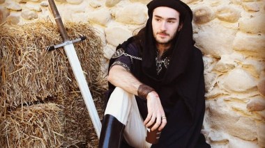 تعرف على حقيقة الشخص الذي صفع الرئيس الفرنسي امانويل ماكرون ؟!