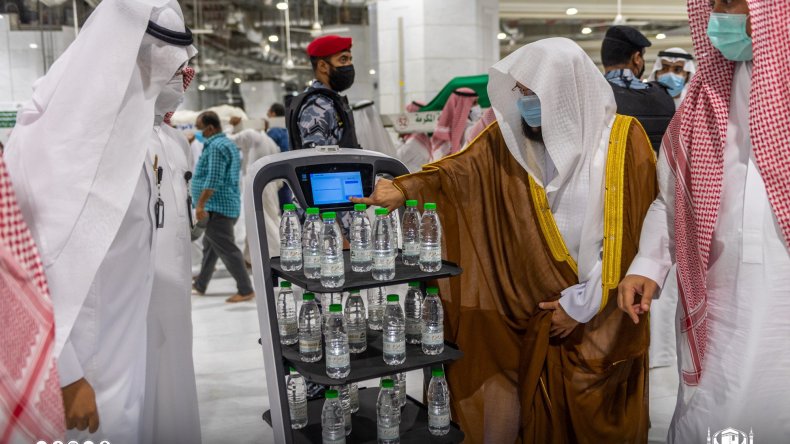 روبوت ذكي لتوزيع عبوات ماء زمزم في الحرمين الشريفين