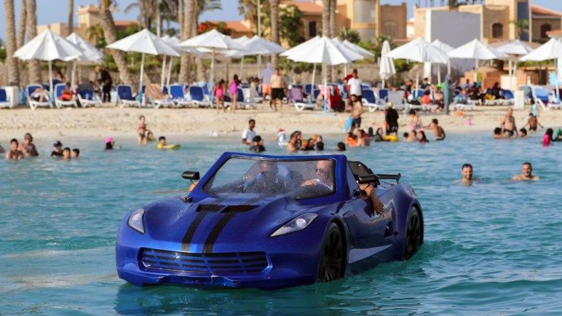 شاهد.. سيارة مصرية محلية الصنع تسير فوق الماء