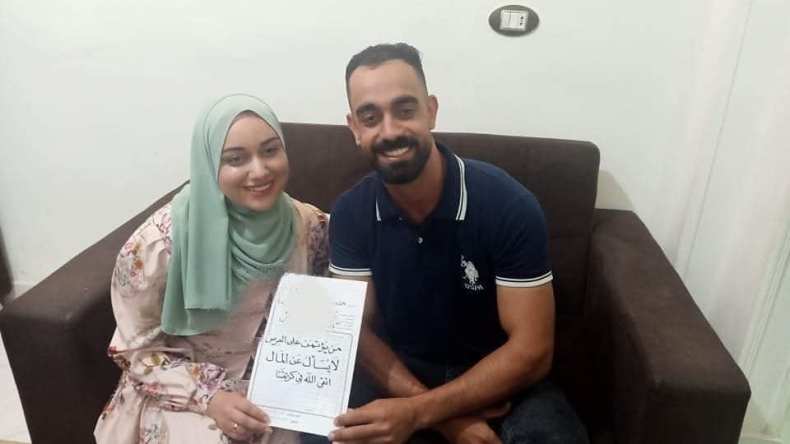 شاهد.. فرحة عروس رفض والدها أن يحدد مهرها!