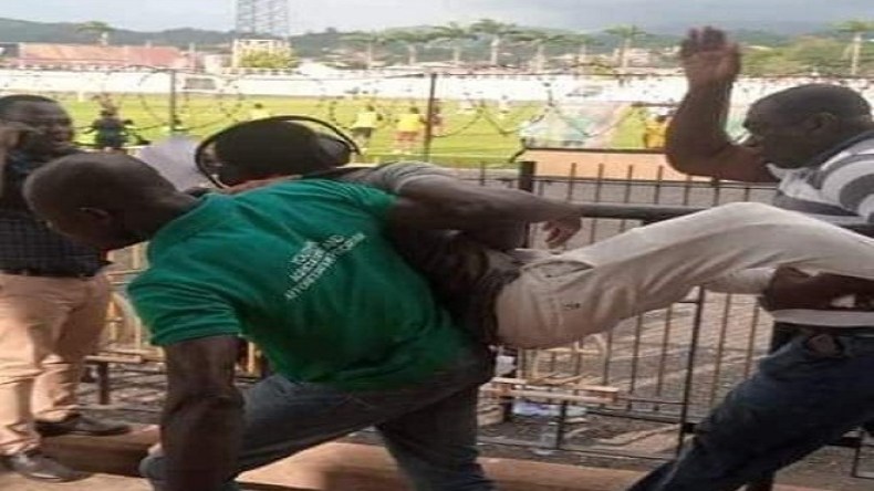 جماهير نادي غاني ترمي معلق مباراة فريقها خارج الملعب بسبب ضربة جزاء