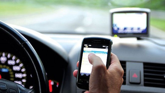 شاهد.. شابة توبّخ سائق سيارة أجرة كان يتصفح فيسبوك!