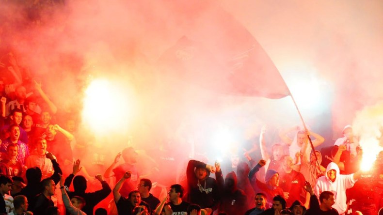 كرة القدم في الجزائر.. من لعبة للترفيه إلى أخرى لنشر الفتنة والتعصب