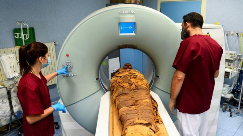 شاهد.. ما سبب إخضاع مومياء مصرية لفحوصات إشعاعية بمستشفى إيطالي!