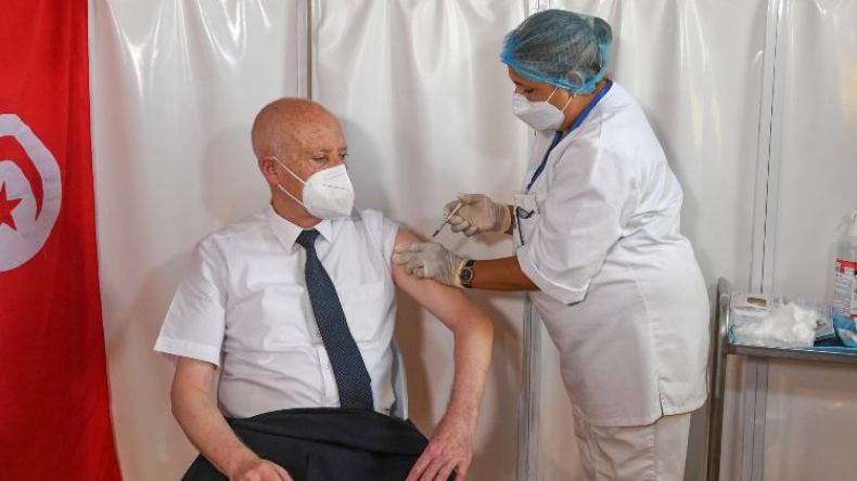 الرئيس التونسي يتلقى الجرعة الأولى من اللقاح المضاد لكورونا