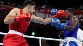 الملاكم نموشي يسحق الأوغندي ويتأهل إلى ثمن النهائي