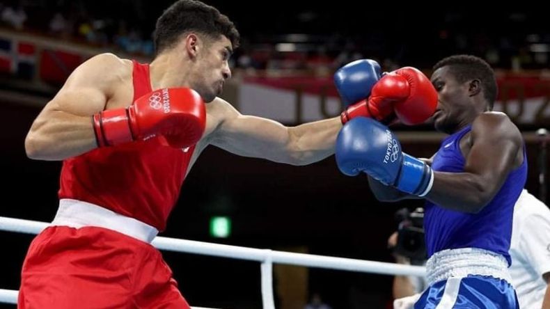 الملاكم نموشي يسحق الأوغندي ويتأهل إلى ثمن النهائي
