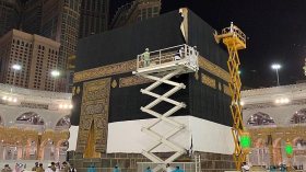 بالصور.. اللمسات الأخيرة لكسوة الكعبة المشرفة قبل تغييرها