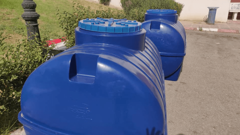 “سماسرة” صهاريج المياه يرفعون الأسعار ويتاجرون في الأزمات