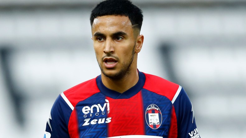 فريق آخر يصطفّ في طابور لِانتداب آدم الوناس