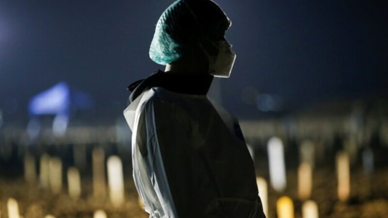 بالفيديو.. اندونيسيا تجند رجال شرطة أشباح للتحسيس ضد كورونا