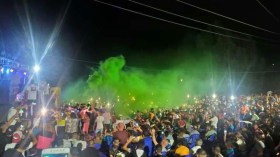 المئات يحضرون حفلا غنائيا في ساحة عامة بجيجل