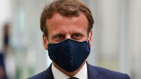 «Honte a vous, vous êtes un athée primaire!» : Macron violemment interpellé