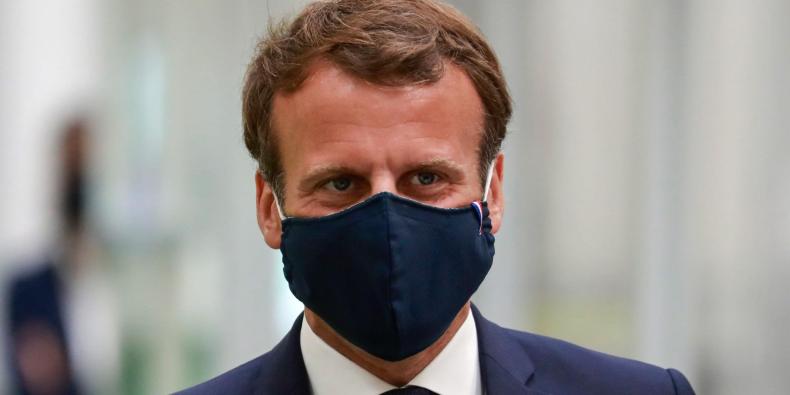 «Honte a vous, vous êtes un athée primaire!» : Macron violemment interpellé