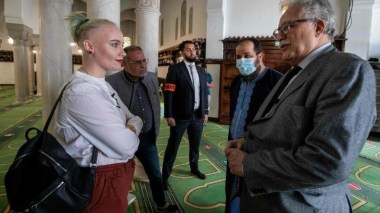 Une islamophobe visite la mosquée de Paris
