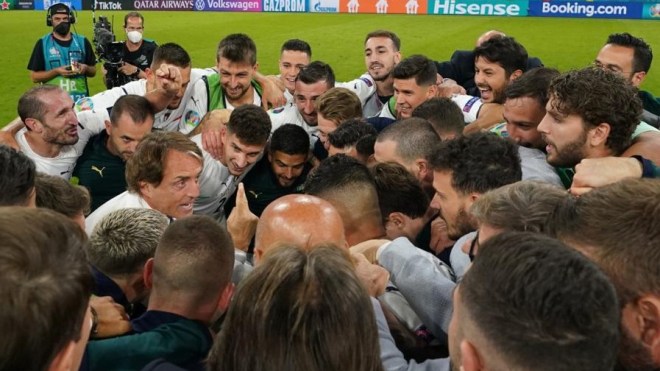 فطائر البيتزا لِتسميم الإسبان وموسيقى الفلامينغو لِتنويم الطليان!