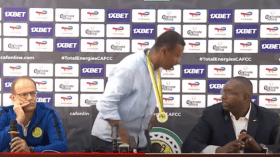 بالفيديو.. مدرب الرجاء يقاطع الندوة الصحفية بسبب صحفي جزائري