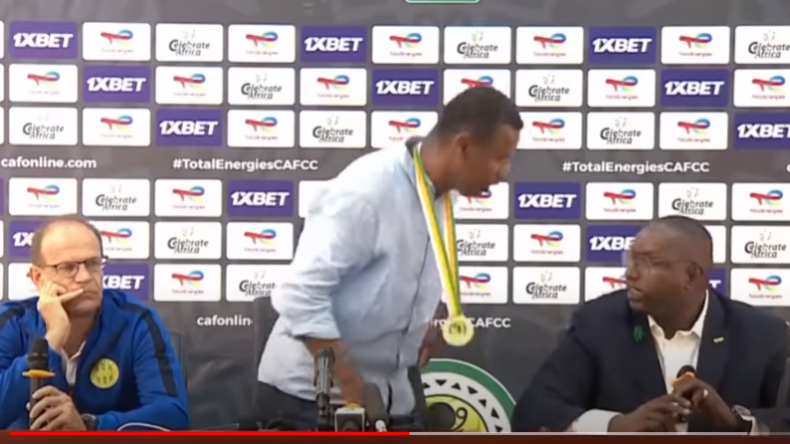 بالفيديو.. مدرب الرجاء يقاطع الندوة الصحفية بسبب صحفي جزائري