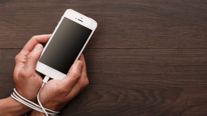 ويسألونك عن “النُومُوفُوبِيا”…