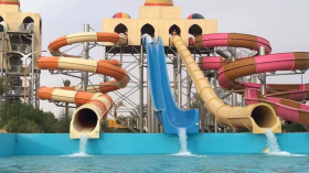 الحدائق المائية والشواطئ الاصطناعية تستهوي العائلات