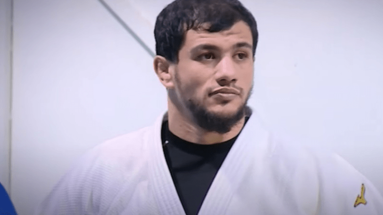 رواد مواقع التواصل الاجتماعي يثنون على موقف الجزائري