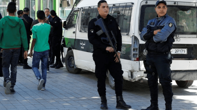 اقتحام مكتب الجزيرة في تونس وطرد جميع الصحفيين