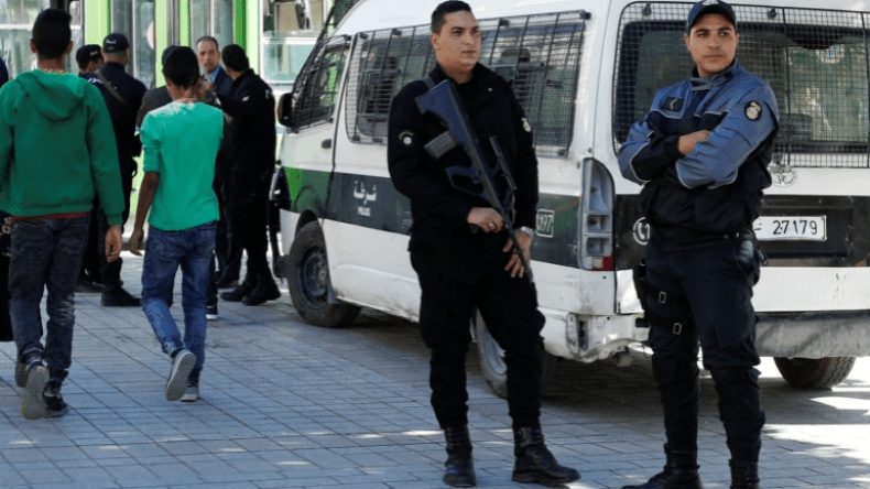 اقتحام مكتب الجزيرة في تونس وطرد جميع الصحفيين