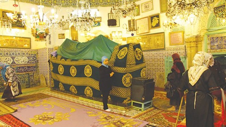 الجهل الموروث.. الدعاء عند الأضرحة طلبا للشفاء ممن مات عليلا