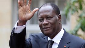 رئيس جمهورية ساحل العاج في مكة بدون حراسة ويفترش الأرض بين الحجيج!