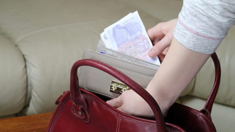الابتزاز يدفع مراهقات لسرقة أهاليهن!