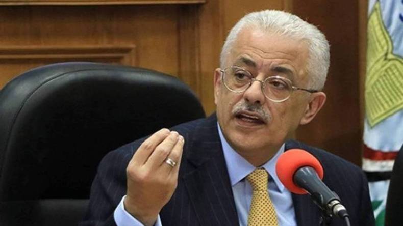 بالفيديو.. صحفي يحرج وزير التعليم المصري بسؤال حول جمع كلمة حليب؟