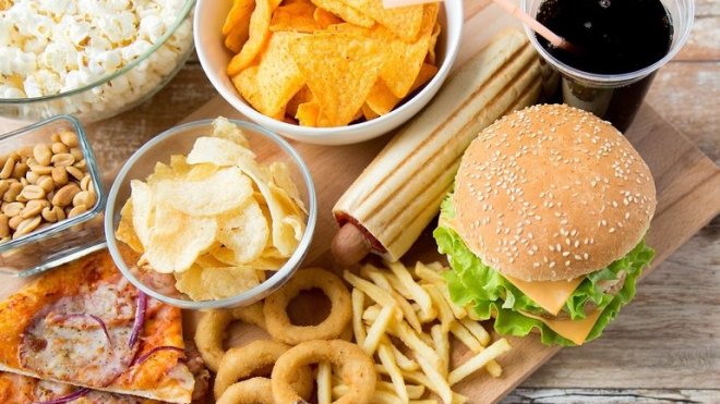 خبيرة تغذية تعرض فيديو لوجبات سريعة مخزنة منذ عامين! 