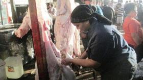 نساء ينافسن الرجال في سلخ وتقطيع الأضاحي