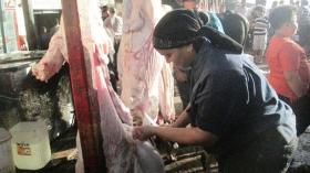 جزائريات يستهويهن سلخ الأضحية وتقطيعها!