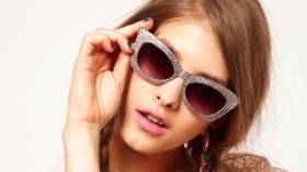 النظارات الشمسية الغريبة.. الألوان والتصاميم الخارجة عن المألوف