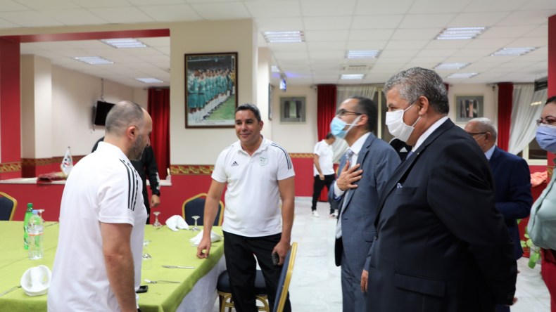 وزير الرياضة يُدعّم “محاربي الصّحراء”