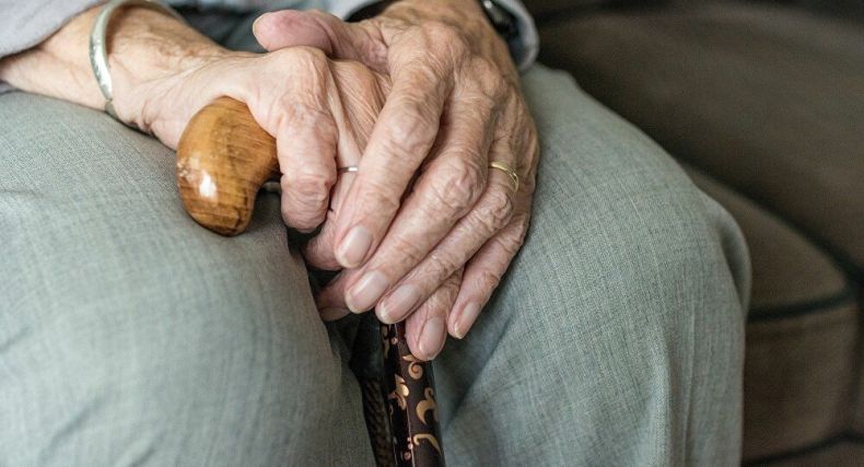 Un plan secret anglais: Priver les personnes âgées d’aide médicale en pandémie